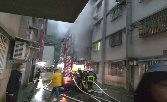 礁溪德陽路一處大樓清晨火警 消防人員救出11民眾
