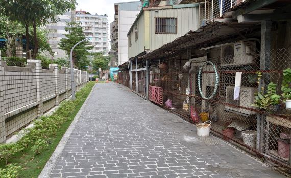 公有地遭私家車設鐵鍊違停　新北出手改善成綠化休閒步道 