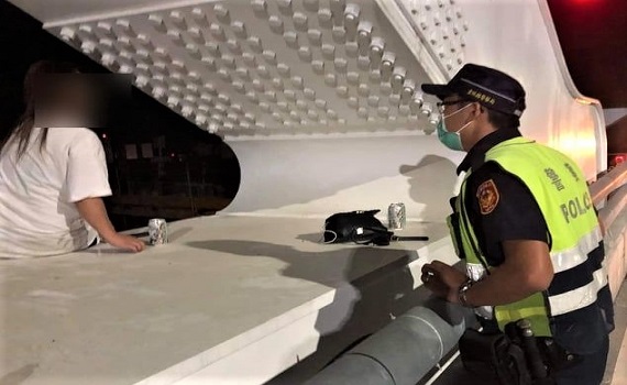 女子鬧情緒驚魂石牛橋拱 新光所員警巧計搶救脫險
