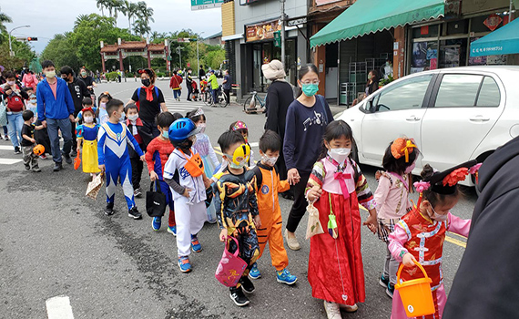 中西合璧一起搞怪 宜蘭國小學童踩街體驗鬼節大不同