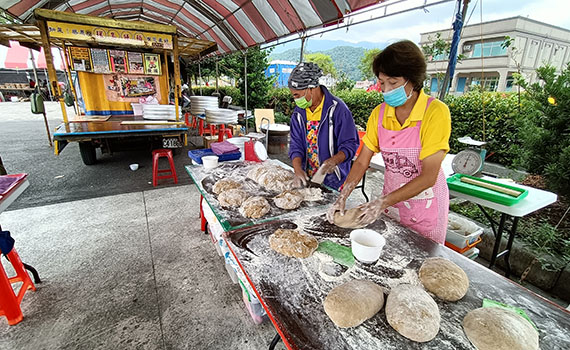 影/環島饅頭獻愛心 林波夫妻用饅頭結善緣