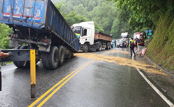 疑酒駕惹禍 蘇花公路曳引車撞山壁後波及對向兩同型車