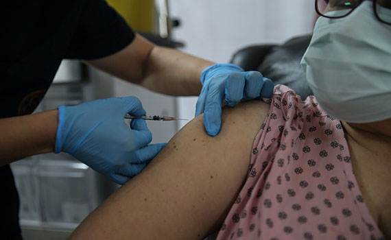 施打新冠疫苗不再只有中央平台預約 宜縣醫療院所即日起可電話預約 