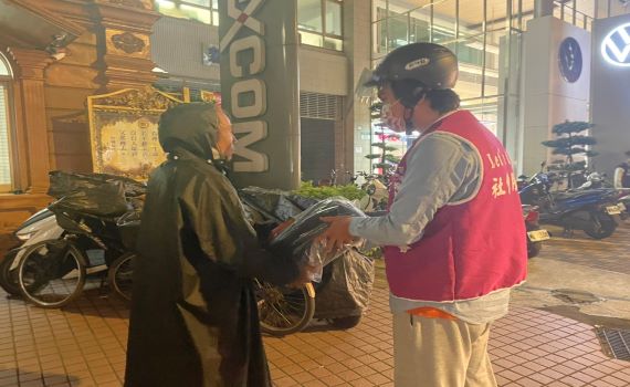 氣溫驟降 新北社會局夜訪街友關懷獨居老人