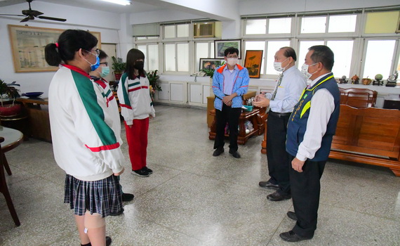 救國團深入校園 頒發愛心急難扶助金給學子實際幫助 