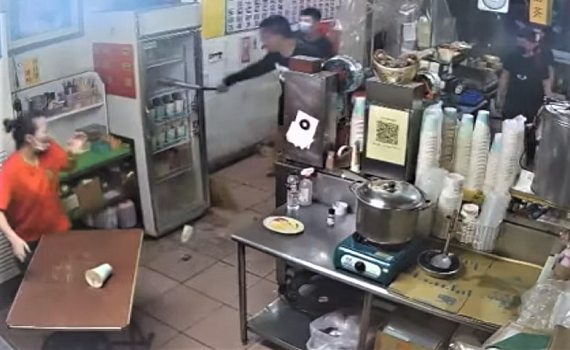 影/林內豆漿店遭黑衣人砸店 快打警啟動迅速追查到案