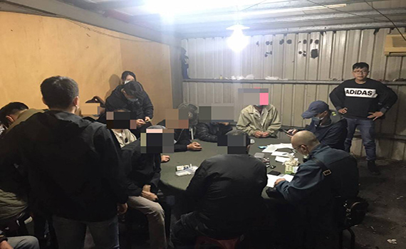 天九牌職業賭場隱身礁溪鐵皮屋 警方包抄一舉成擒