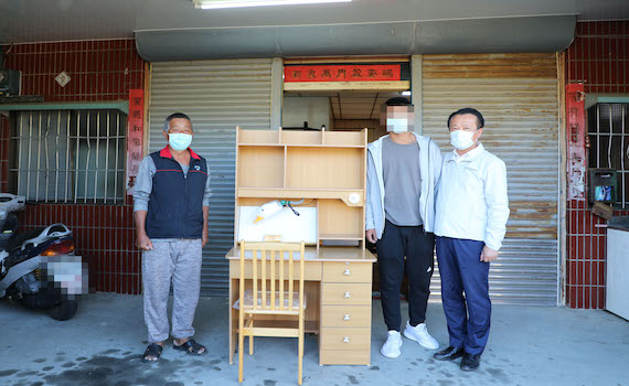 嘉縣府與工會組百工修繕團 助失依少年有安心住家