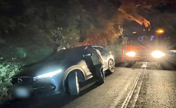暗夜深山車輪卡山溝 員警協助提供保暖聯繫拖吊