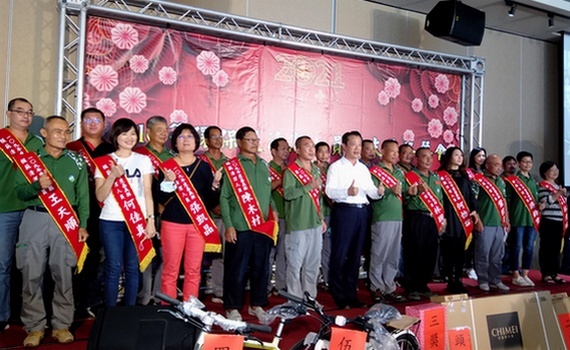 嘉義縣表揚模範環保清潔人員 預告明年全數汰換老舊清潔車輛