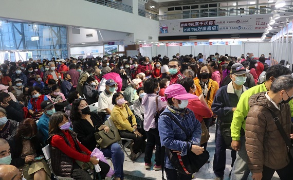 嘉義市振興消費滿千送百 嘉倍券活動爆人潮