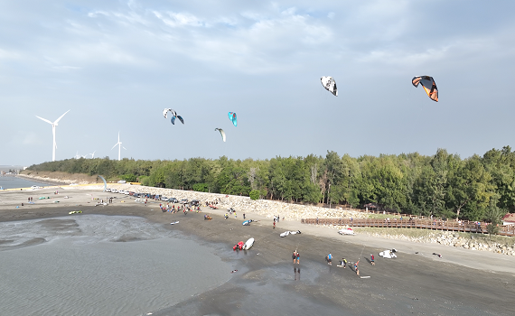 雲林首屆風箏衝浪公開賽 吸引各地風箏衝浪愛好者乘風踏浪
