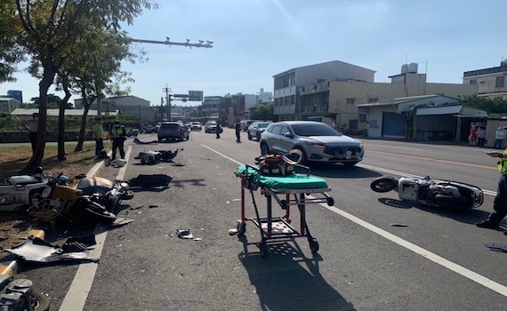 台南新化轎車失控衝撞汽機車 6人受傷送醫
