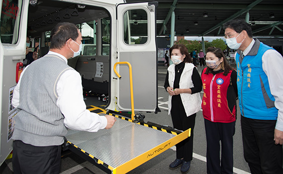 提供輪椅族友善服務 宜蘭市區公車新購12輛無障礙中型巴士
