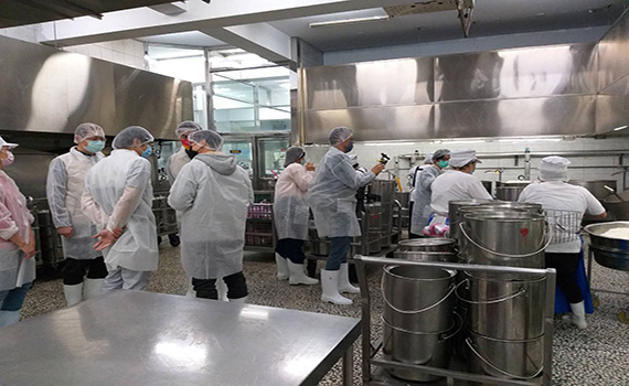 宜蘭學生疑似食物中毒就醫增至75人 林姿妙下令加強營養午餐聯合稽查