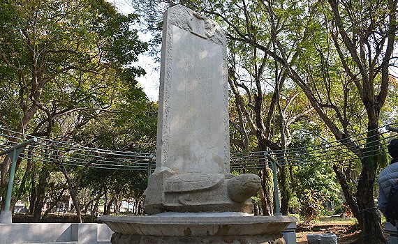 百年福康安紀功碑微傾 嘉義公園啟用AI智慧影像保存監測系統