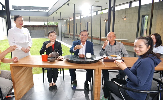 南投縣長林明溱拍攝影片 號召大家明年新春到南投賞燈會品好茶