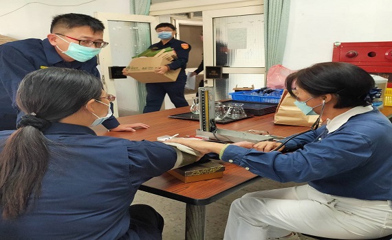 慈濟功德會送關懷 志工為員警量血壓照護波麗士健康