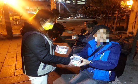 南投縣政府與人安基金會合作為街友準備牛肉麵熱食暖胃