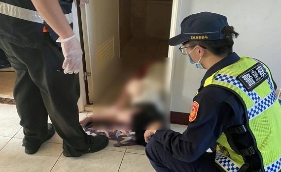 獨居老婦跌倒受傷困家中 員警消防聯手救援脫險