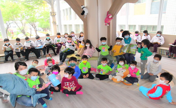 永靖國小圖書館有彩蛋 書福貓打造學童最愛的書香世界 