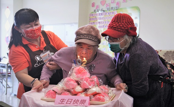 陳靈兒百歲人生繽紛多彩 屏基護家舉辦畫展歡慶102歲生日 