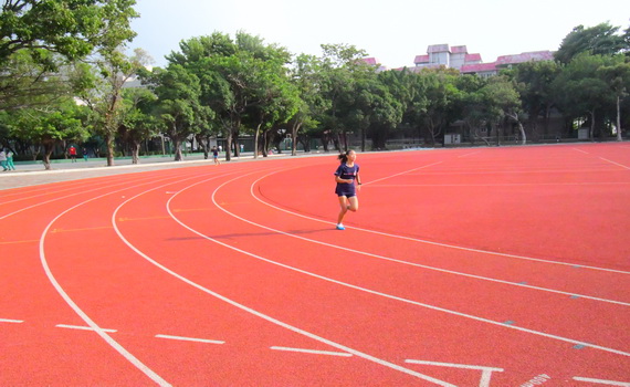 告別風沙滾滾與沼澤生態的操場 員林農工跑出80年新時代 