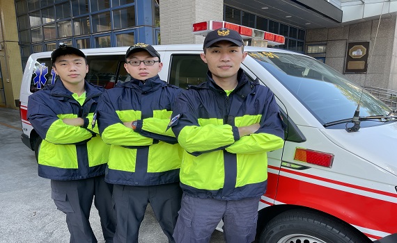 鐵漢柔情 竹市消防弟兄搶救臍帶繞頸兒完成接生任務