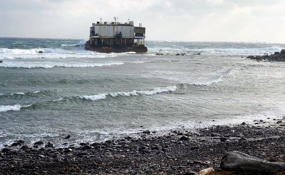 狂風肆虐 韓籍工作平台船斷纜擱淺澎湖將軍島