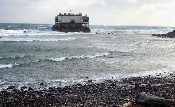 狂風肆虐　韓籍工作平台船斷纜擱淺澎湖將軍島 