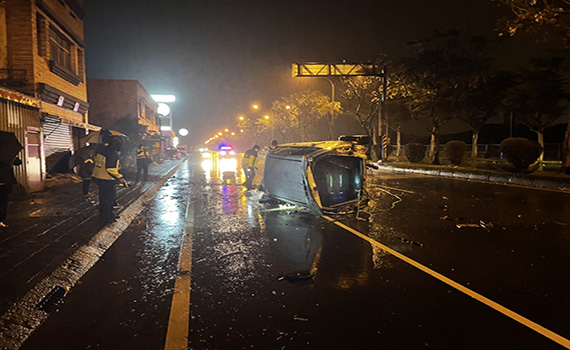 離奇車禍!鐵捲門被撞凹車毀人不見警追肇逃者