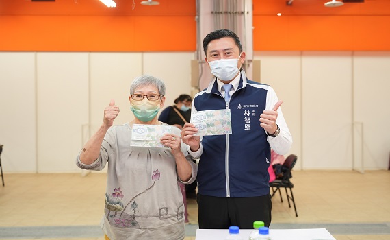 竹市打疫苗送禮券加開場次 中正市場打莫德納送200元賣場禮券