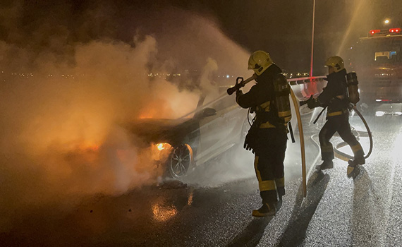 天眼發現國五深夜火燒車 駕駛逃車外未受波及 