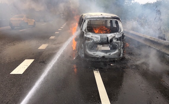 台86靠近台1線處火燒車 人脫困車燒燬