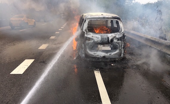 台86靠近台1線處火燒車　人脫困車燒燬 