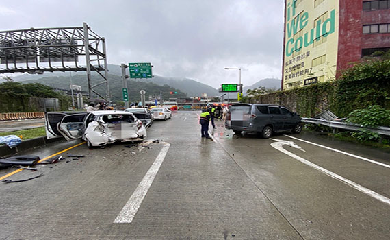 停等紅燈遭殃 蘇花改蘇澳隧道口五車連環撞 