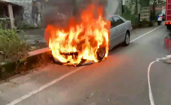 宜蘭市環河路與中山路口清晨火燒車 無人傷亡起火原因待查 