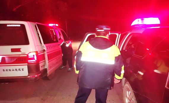山區夜半腹疼求救無門 警消合力接駁保命