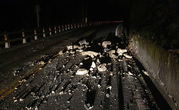 地牛翻身震很大 蘇花公路落石捲入車輛底盤 