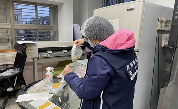 營養午餐雞腿骨肉疑似未烹熟 宜縣府斷然暫停該廠商供餐