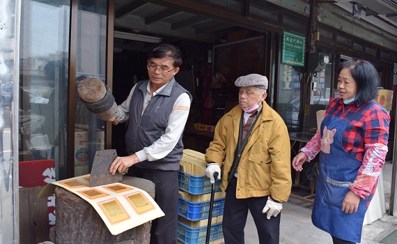 影/百年老店「茂春金紙店」手藝傳承第四代 鎮店之寶柚木砧板保留至今