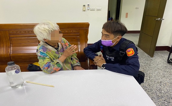 員警暖心協助走失瘖啞老人返家