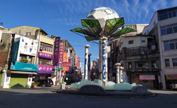 遠看像顆大白菜!彰化市三角公園蓮花燈塔13日確定進場拆除