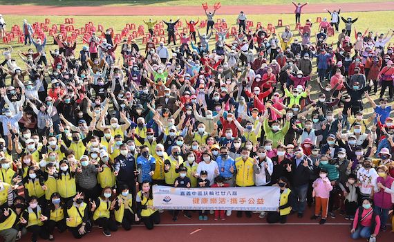 為銀髮族市民健康 勇媽市長與市府團隊陪長輩健走