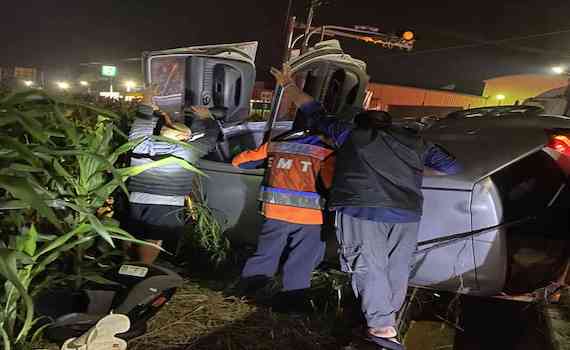 台南麻豆深夜車禍 聯結車撞自小客車4人送醫