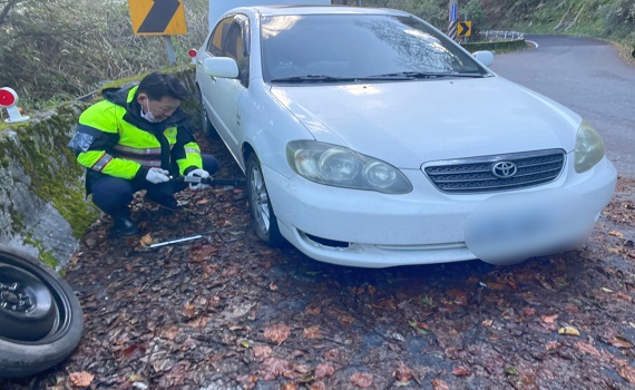 高山爆胎求助無門 員警協助換胎脫困 