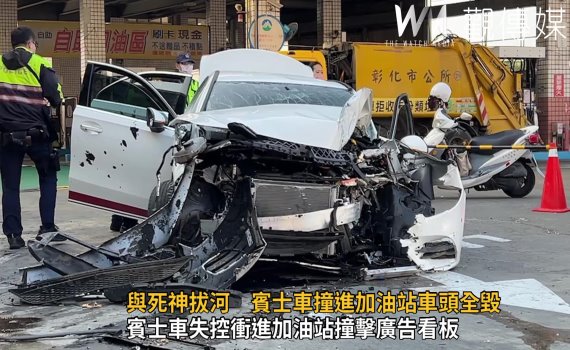 影/與死神拔河 賓士車撞進加油站車頭全毀 男駕駛傷重
