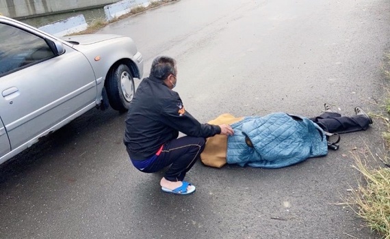 老翁寒冬失溫路倒 暖警即時協助送醫
