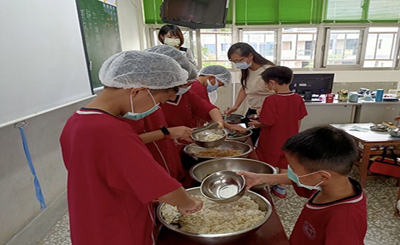 為學童午餐把關 宜縣府出大招 校長、主任、家長餐前齊出動查驗