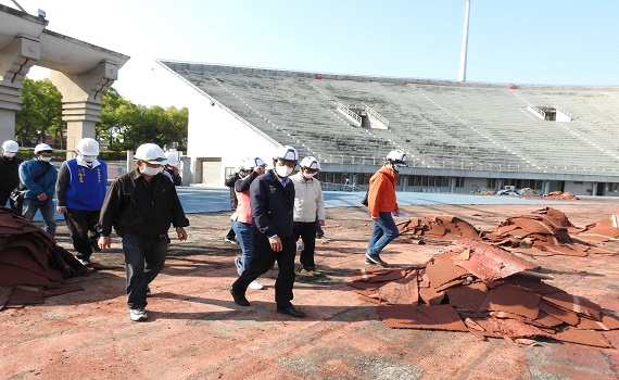 南投縣立體育場跑道整修5月展新貌 林明溱實勘關心品質進度